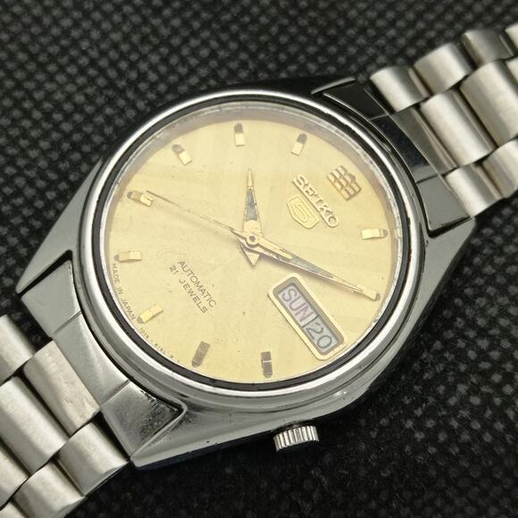 Vintage 1977 Seiko Automatic Mens Silver Watch W/daydate & Gold accents - Picture 6 of 8